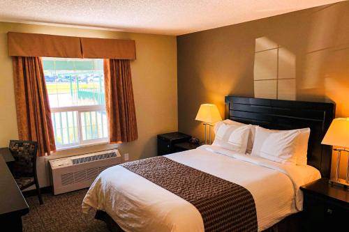 Postel nebo postele na pokoji v ubytování Econo Lodge