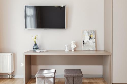 un tavolo da toeletta con una TV a parete di Central Barkar Apartments a Odessa