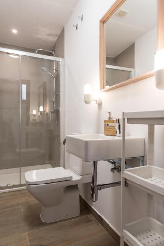 a bathroom with a toilet and a sink and a shower at Apartamento Centro La Paz by CasaTuristica in Ronda