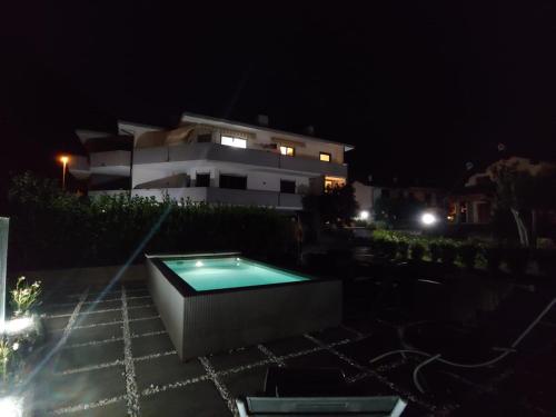 Бассейн в AFFITTACAMERE VALCHIAVENNA con PARCHEGGIO PRIVATO SUL POSTO! - Foresteria Lombarda ad apprezzata Gestione Familiare dal 2012, Qualità-Prezzo TOP! "Guest-House with PRIVATE PARKING ON SITE! Appreciated Family Management since 2012, Quality-Price TOP!" или поблизости
