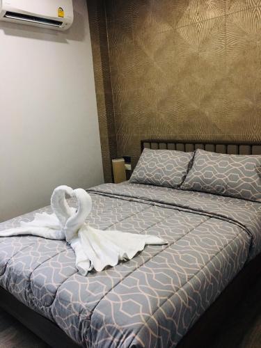 a bed with two swans made out of towels at SB Holiday Resort Chiang Mai in Chiang Mai