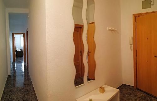 een badkamer met twee spiegels aan de muur bij Benimaclet in Valencia