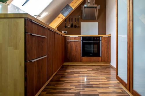 uma cozinha com armários de madeira e piso de madeira em Moselglück em Sankt Aldegund