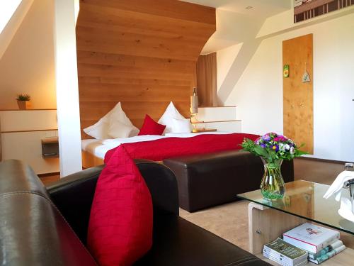 une chambre d'hôtel avec un lit et un canapé dans l'établissement Hotel zur Malzmühle, à Cologne