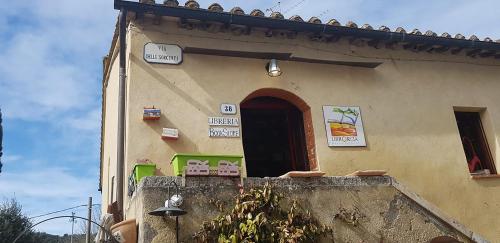 a building with a sign on the side of it at B&B Il Glicine in Montefollonico