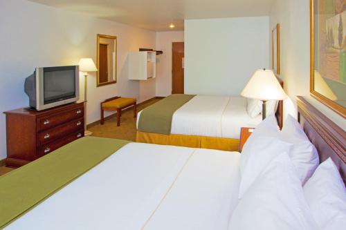 Vuode tai vuoteita majoituspaikassa Holiday Inn Express Hotel & Suites Elkins, an IHG Hotel