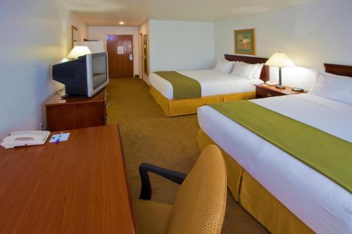 A bed or beds in a room at Holiday Inn Express Hotel & Suites Elkins, an IHG Hotel