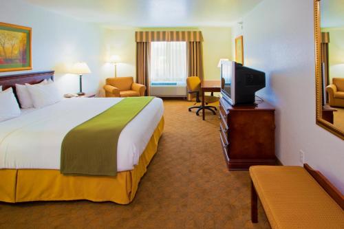 Holiday Inn Express Hotel & Suites Elkins, an IHG Hotel tesisinde bir odada yatak veya yataklar