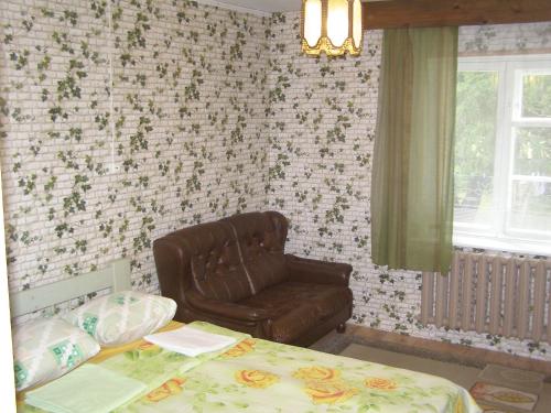 a living room with a couch and a bed at Kipi-Koovi Holiday Centre in Kipi