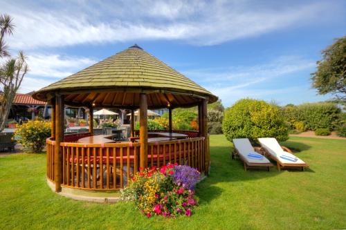 Сад в The Farmhouse Hotel and Restaurant