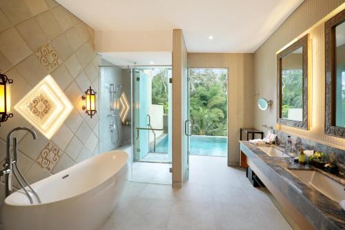 Een badkamer bij SereS Springs Resort & Spa, Singakerta