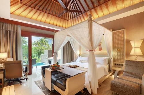 SereS Springs Resort & Spa, Singakerta في أوبود: غرفة نوم مع سرير ومكتب مع كرسي