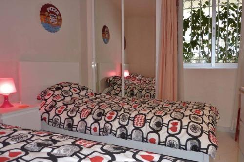 - une chambre avec un lit et une couette noire et blanche dans l'établissement Apartment 202 Parque Miraflores Mijas Costa, à Mijas