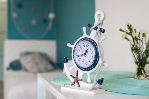 a clock sitting on top of a table at Lu Apartments in Oświęcim