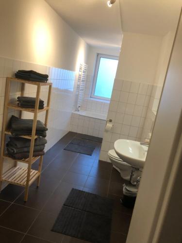 ein Bad mit einem WC und einem Waschbecken in der Unterkunft Ganzes Haus zwischen Lübeck und Travemünde in Lübeck