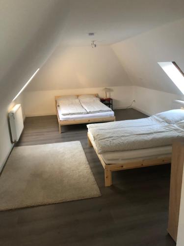 2 Betten in einem Zimmer mit Dachgeschoss in der Unterkunft Ganzes Haus zwischen Lübeck und Travemünde in Lübeck