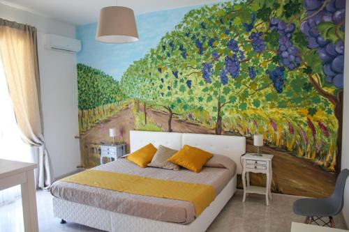 ein Schlafzimmer mit einem Gemälde eines Schlafzimmers mit einem Bett in der Unterkunft Belice rooms in Salemi