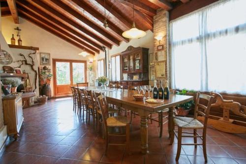 een grote eetkamer met een tafel en stoelen bij Agriturismo Roccat in Valdobbiadene