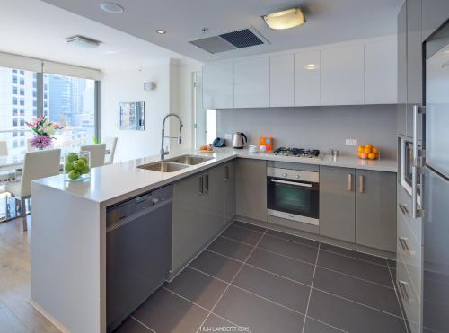 Cucina o angolo cottura di Zara Tower – Luxury Suites and Apartments