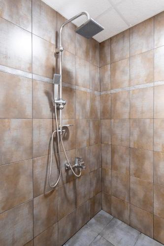 una doccia con soffione in un bagno di blueWave.place Sofia a Sofia