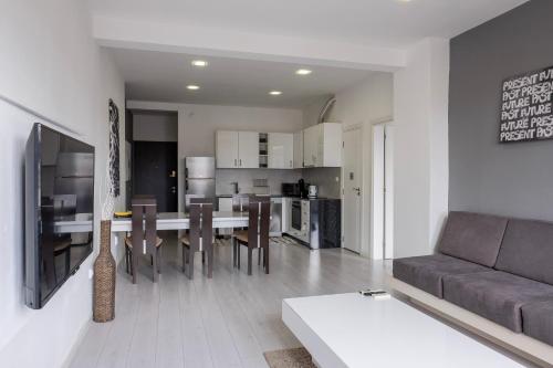 una cucina e un soggiorno con un tavolo e un divano di blueWave.place Sofia a Sofia