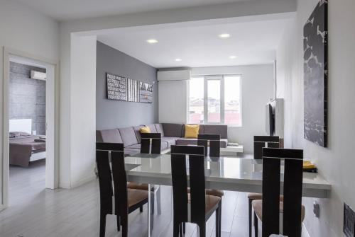 Un televizor și/sau centru de divertisment la blueWave.place Sofia