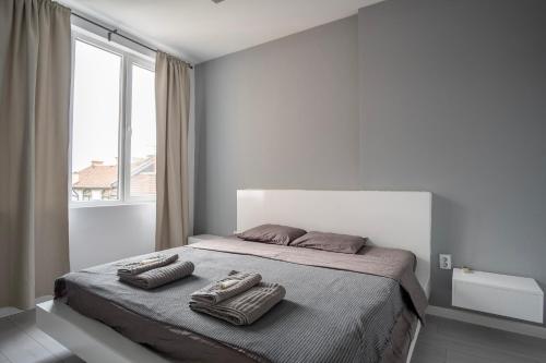 una camera da letto con un letto con due cuscini sopra di blueWave.place Sofia a Sofia
