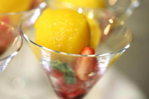 dos jarrones de cristal llenos de fruta en una mesa en Cabaña El Mirador, en Pedroso de Acim