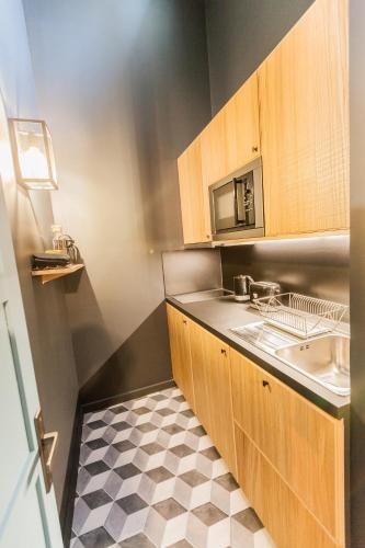 a kitchen with a sink and a microwave at La chouette d'or in Dijon