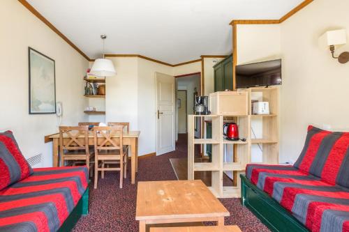un salon avec un canapé et une table dans l'établissement Residence l'Alpaga - maeva Home, à La Salle Les Alpes