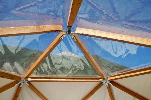 une vue de l'intérieur d'une tente avec un plafond de verre dans l'établissement Les domes du Chalet Viso, à Arvieux