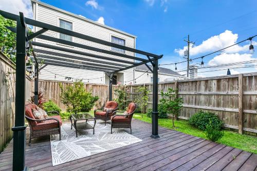 Κήπος έξω από το Spacious Loft-Style 3BR Townhouse by Hosteeva