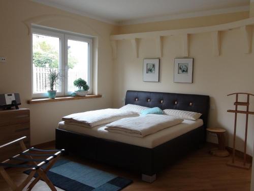 sypialnia z łóżkiem i oknem w obiekcie Bio-Inn am See w mieście Friedrichshafen