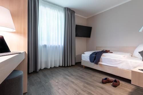 Ένα ή περισσότερα κρεβάτια σε δωμάτιο στο Serways Hotel Waldmohr