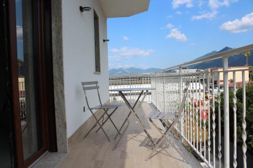 2 sillas sentadas en un balcón con vistas en Domus In Fonte, en Scafati