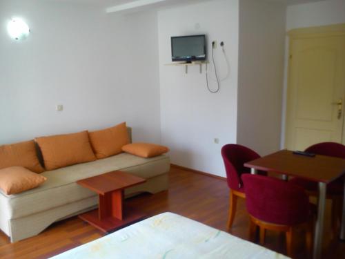 Televisyen dan/atau pusat hiburan di Apartments Smakoski