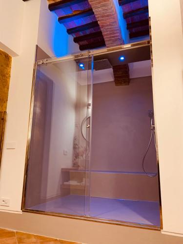 a glass shower in a room with a ceiling at La Corte Segreta in Montepulciano