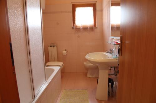 uma casa de banho com um lavatório, um WC e uma banheira em B&B La Villetta em Benevento