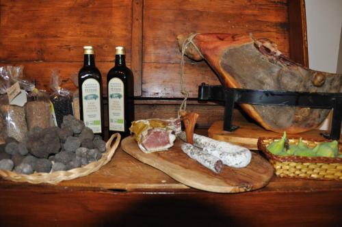 two bottles of wine and shoes on a wooden shelf at Agriturismo "Antico Frantoio" in Foligno
