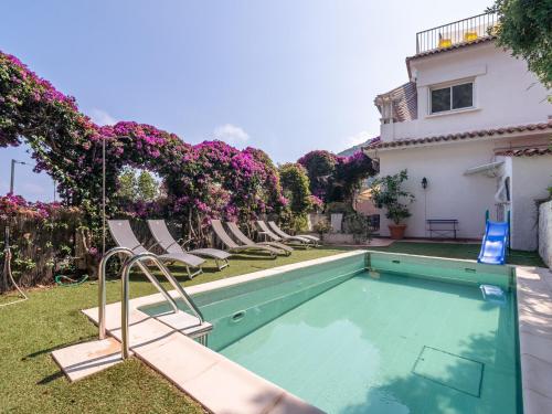 une piscine avec des chaises longues et une maison dans l'établissement Villa with private pool and sublime views, à Èze