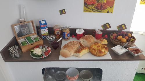 una mesa con pan y otros alimentos. en House bedroom, en Burgas