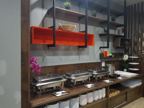 Kitchen o kitchenette sa Baan Bangkok 97 Hotel