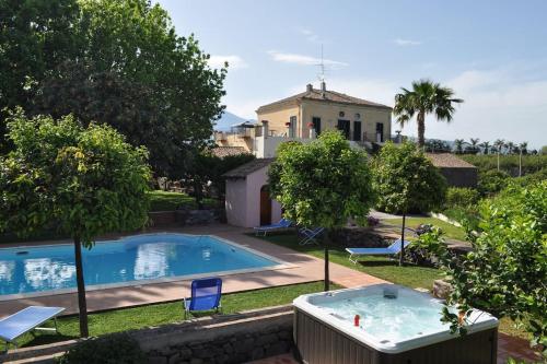 Bazén v ubytovaní Villa Praiola - Exclusive seafacing mansion with pool and Jacuzzi alebo v jeho blízkosti