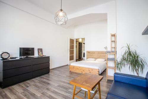 um quarto com uma cama, um sofá e uma mesa em Best View Apartments em Bratislava