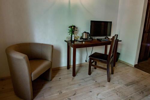 a room with a desk and a chair and a computer at Dwór Klembów in Klembów Kościelny