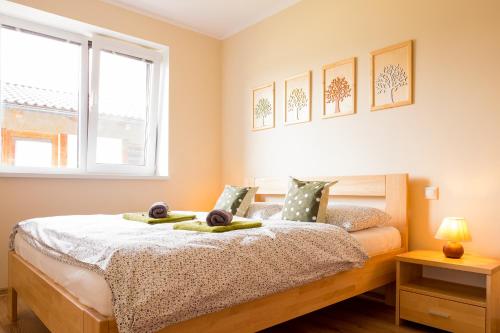 un dormitorio con una cama con dos animales de peluche en Elejan, en Bešeňová