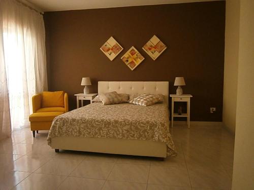 基耶蒂的住宿－B&B Abruzzo Mare e Monti，一间卧室配有一张床和一张黄色椅子