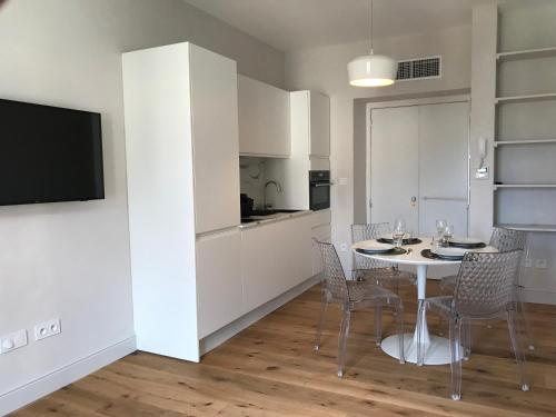 une cuisine et une salle à manger avec une table et des chaises dans l'établissement Les Terrasses de Padoue, à Corte