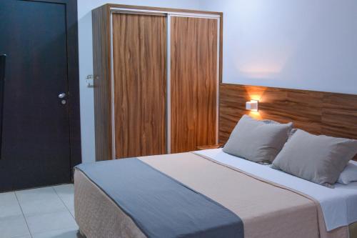 Ένα ή περισσότερα κρεβάτια σε δωμάτιο στο Planaltos Palace Hotel