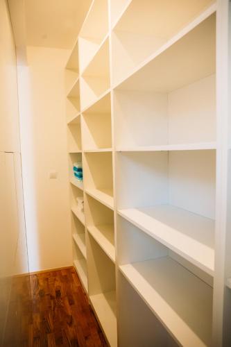 Knihovna v apartmánu